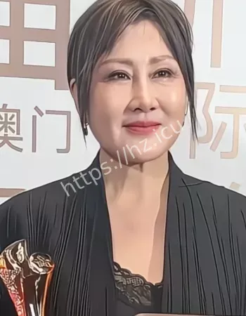 张凯丽西装造型